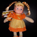 BAMBOLA DI STOFFA CON VESTITO ARANCIONE