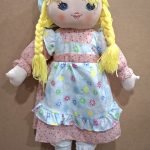 BAMBOLA DI STOFFA - TRECCE BIONDE E VESTITO A FIORI