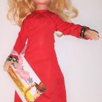 BAMBOLA DAL LUNGO VESTITO ROSSO