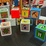 DODICI CUBI CON LETTERE, SIMBOLI E DISEGNI