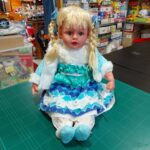 BAMBOLA CON VESTITO IN PILE E GIUBBINO CON CAPPUCCIO