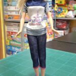 BARBIE JEANS E T-SHIRT HELLO KITTY IN PARIS