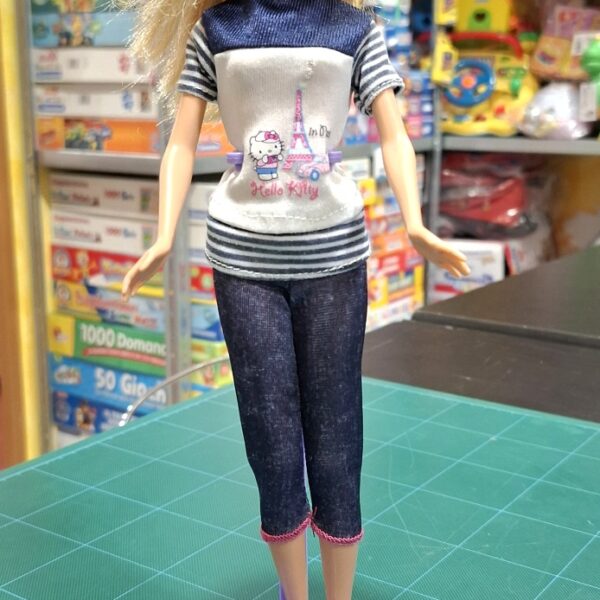 BARBIE JEANS E T-SHIRT HELLO KITTY IN PARIS