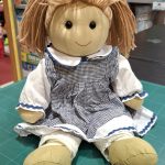 BAMBOLA DI STOFFA - VESTITO A QUADRETTINI BLU