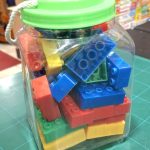 BARATTOLO CON COSTRUZIONI E PERSONAGGI