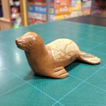 FOCA SCOLPITA E DECORATA A MANO