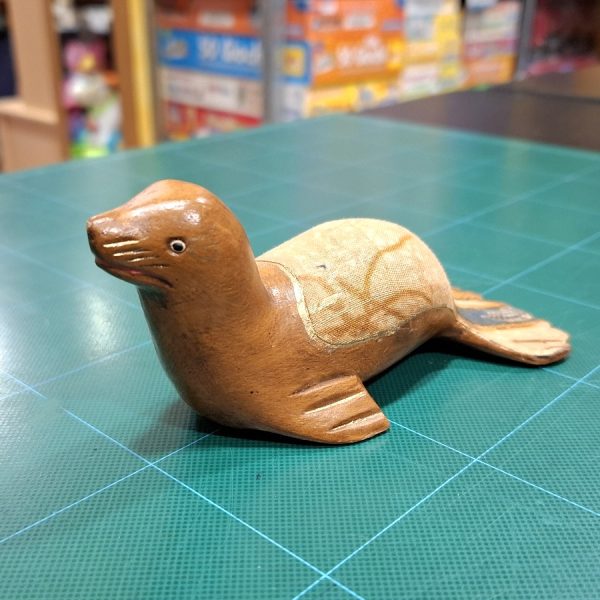 FOCA SCOLPITA E DECORATA A MANO